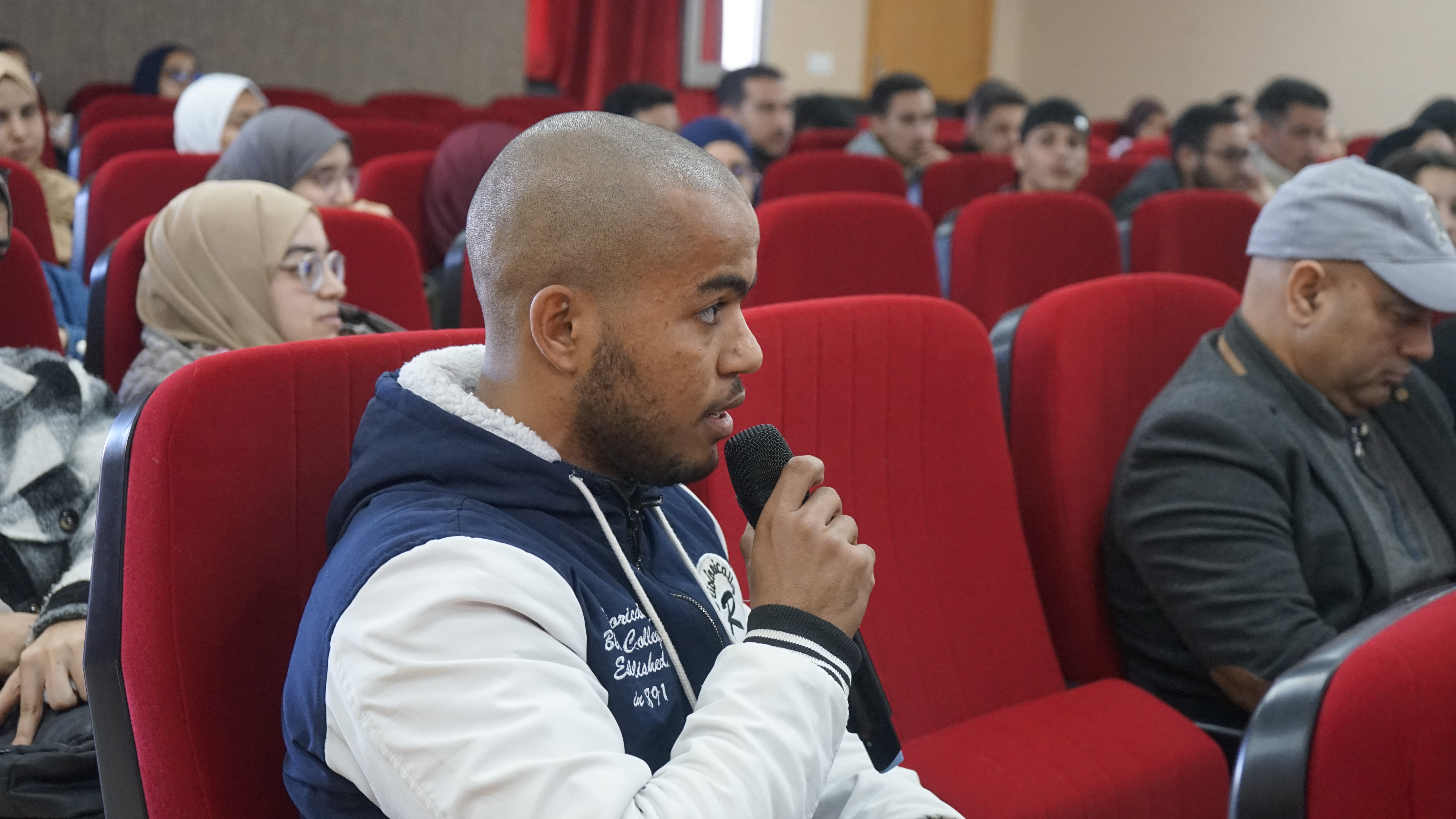 صورة من أجواء 16 Academy مع الميكروفون